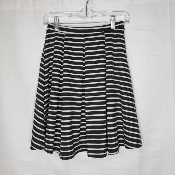 Painted Threads Pleated A Line Skirt Size Small - Picture 4 of 8